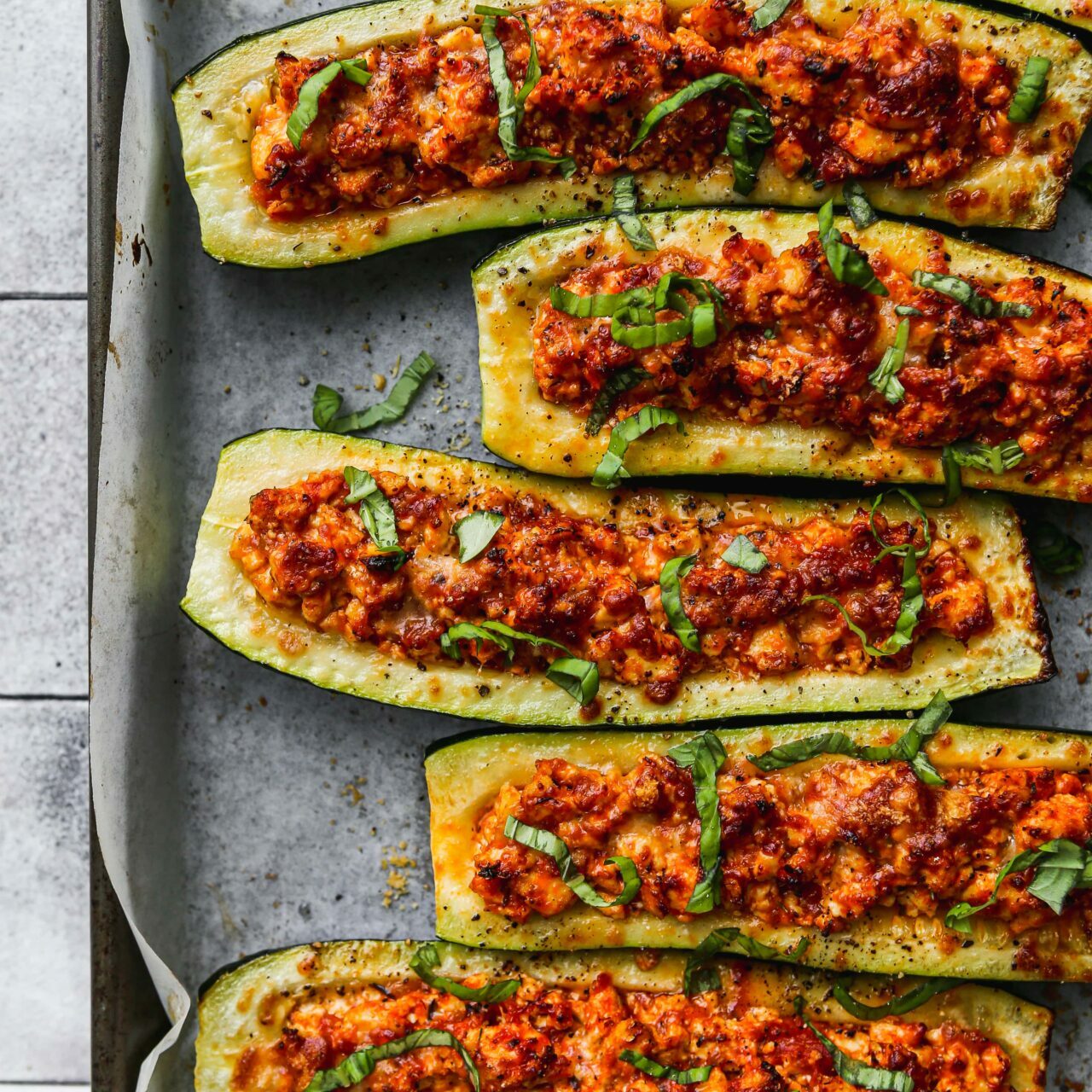 courgettes farcies au jambon et au parmesan sur une plaque allant au four