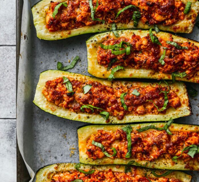 courgettes farcies au jambon et au parmesan sur une plaque allant au four