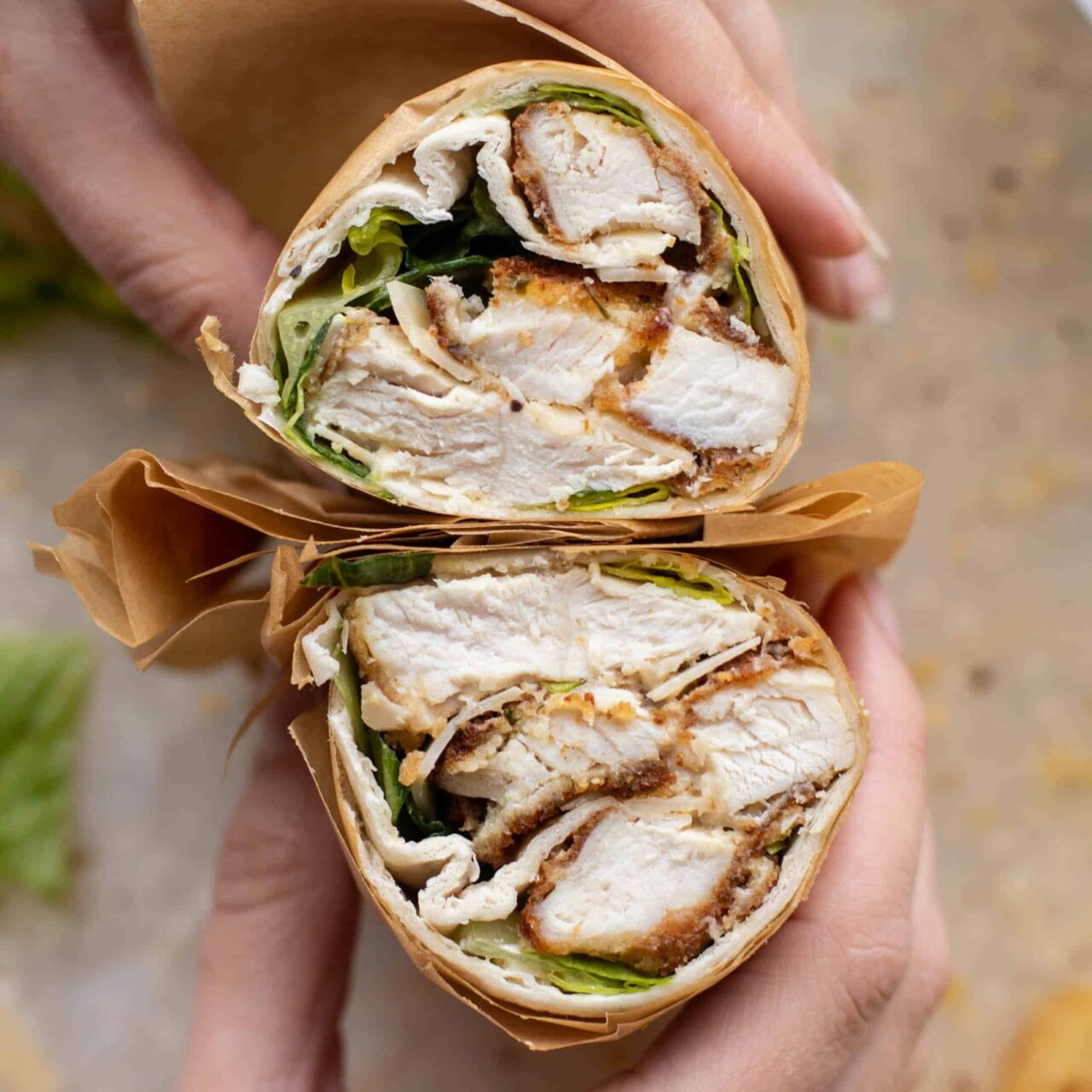 Wrap façon salade César avec du poulet grillé, une sauce césar maison et de la laitue.