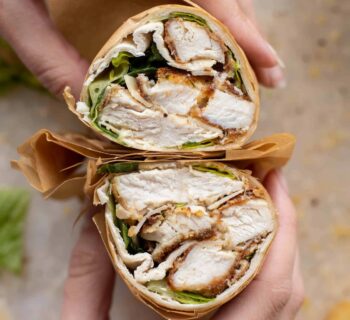 Wrap façon salade César avec du poulet grillé, une sauce césar maison et de la laitue.