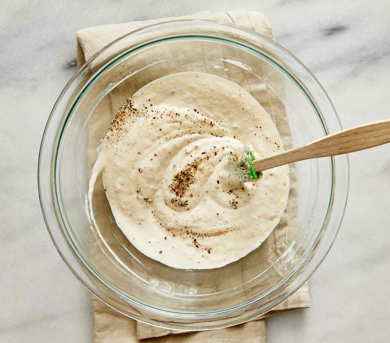 Sauce Vinaigrette pour salade césar dans un bol transparent