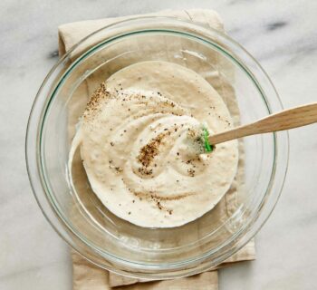 Sauce Vinaigrette pour salade césar dans un bol transparent