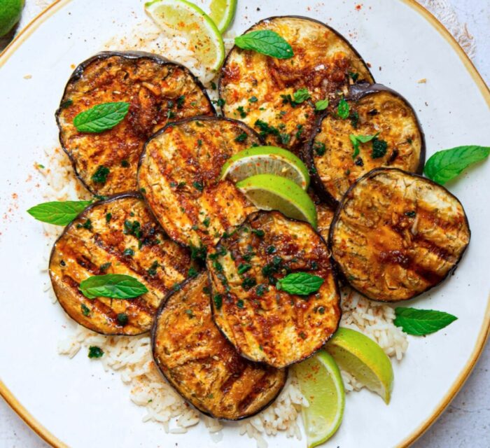 Aubergines marinées et grillées dans une assiette blanche