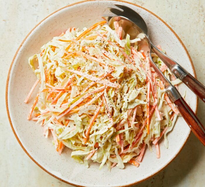 coleslaw et vinaigrette dans une assiette blanche avec