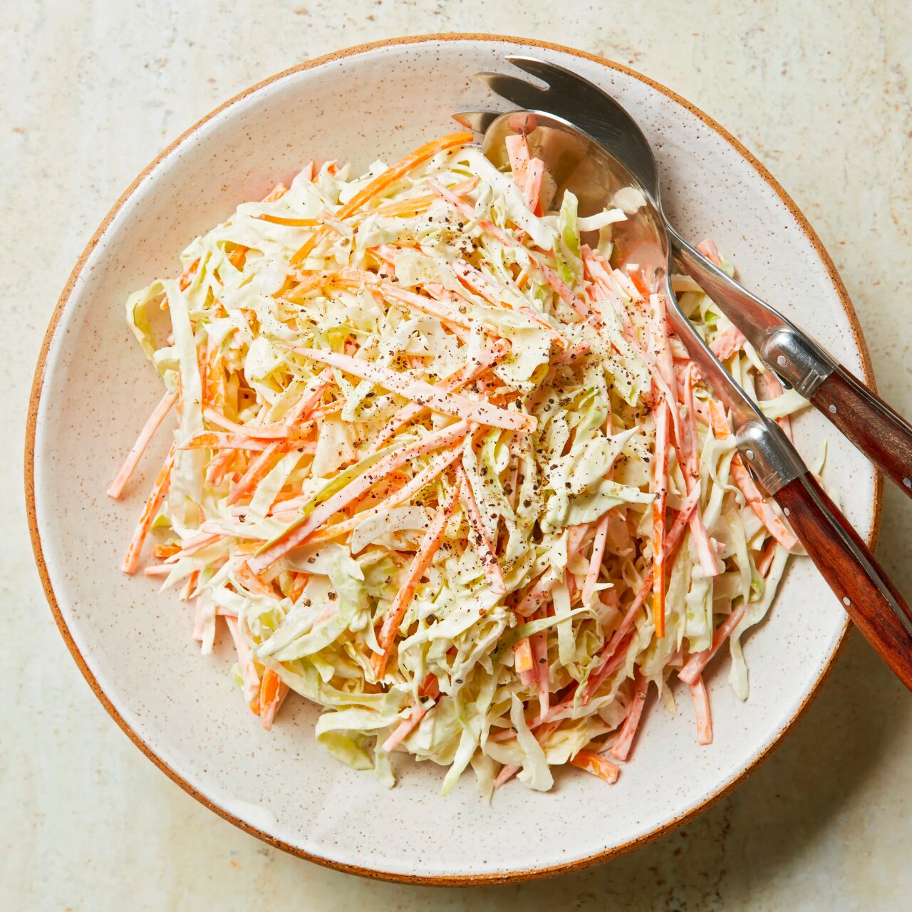 coleslaw et vinaigrette dans une assiette blanche avec