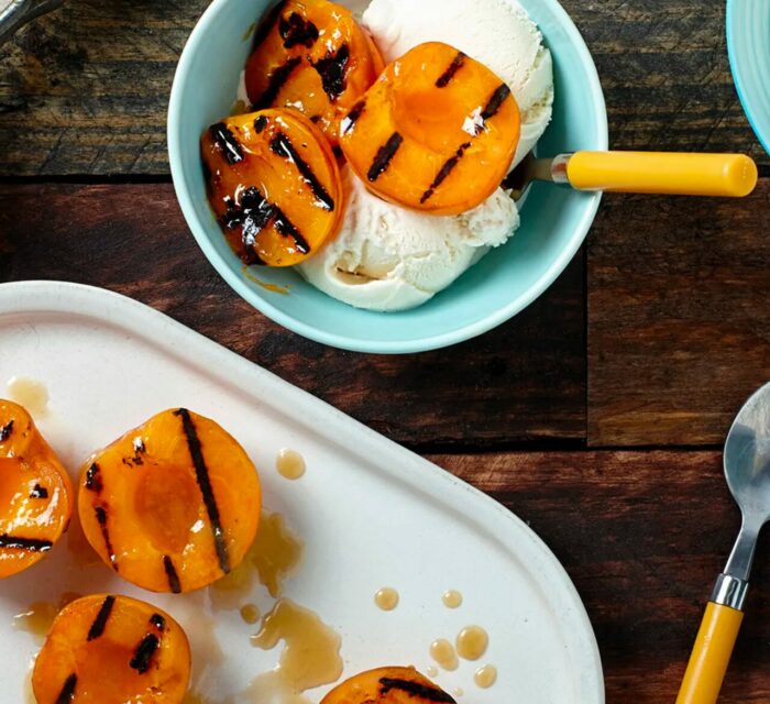 Dessert d'abricots grillés servi avec de la glace dans un bol bleu