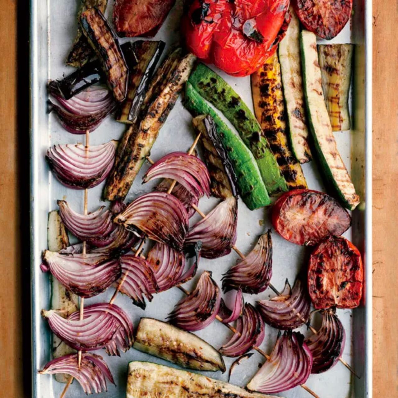 Légumes grillés avec des poivrons, des oignons rouges, des tomates, des aubergines et des courgettes