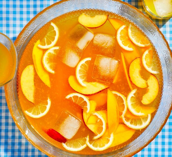 Punch maison servi dans un gros bol, avec des tranches de fruits