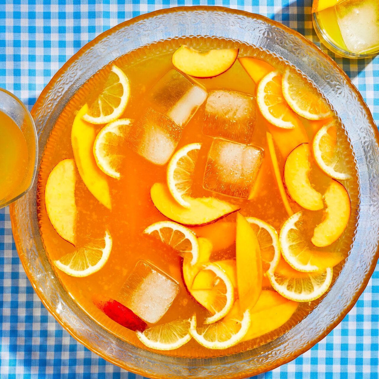 Punch maison servi dans un gros bol, avec des tranches de fruits