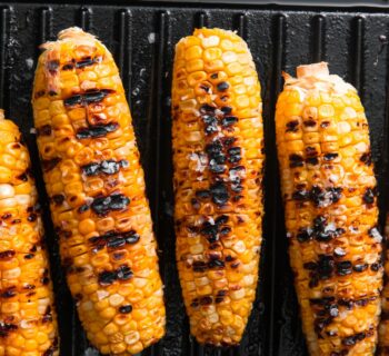 Maïs grillés au barbecue avec un peu de sel et du beurre