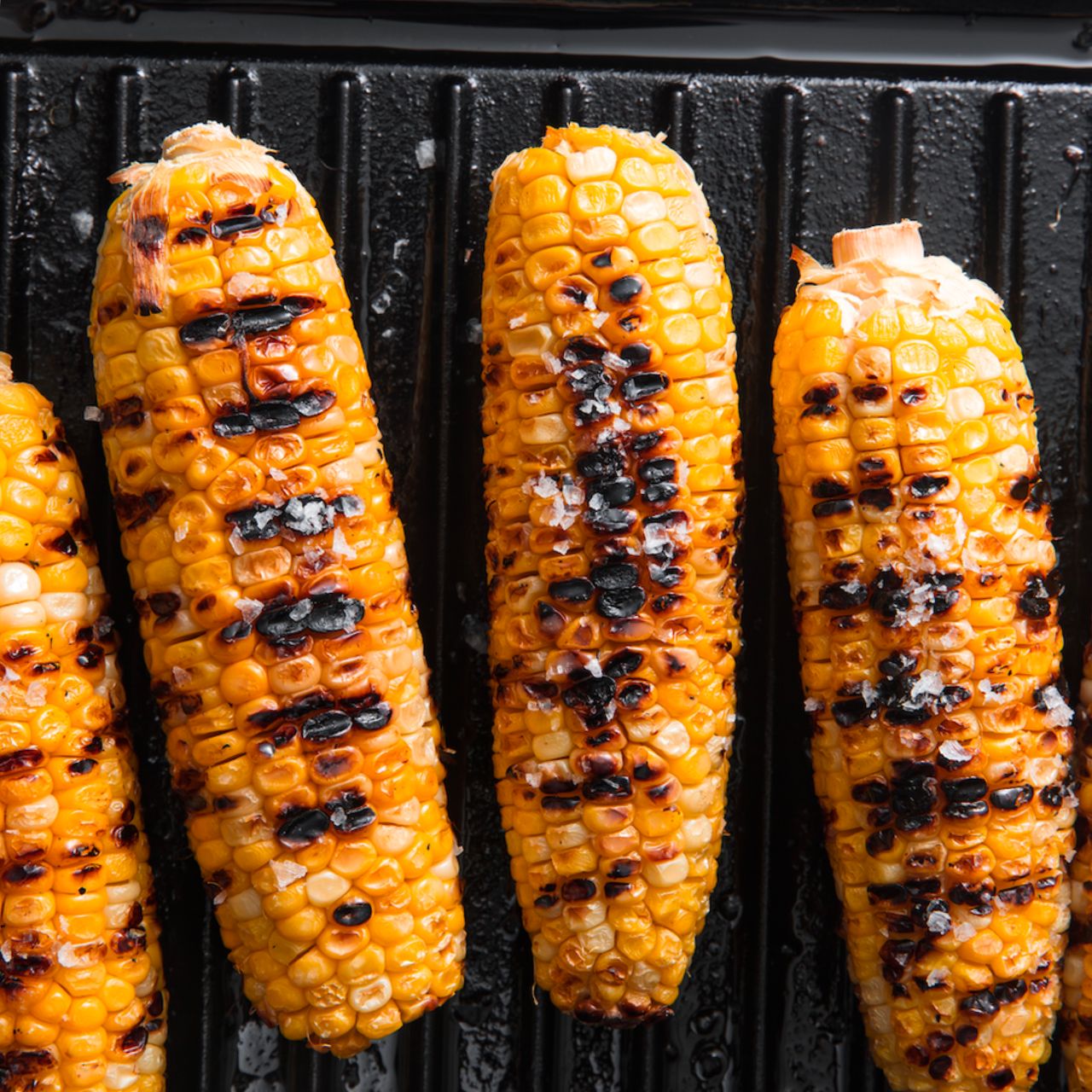 Maïs grillés au barbecue avec un peu de sel et du beurre