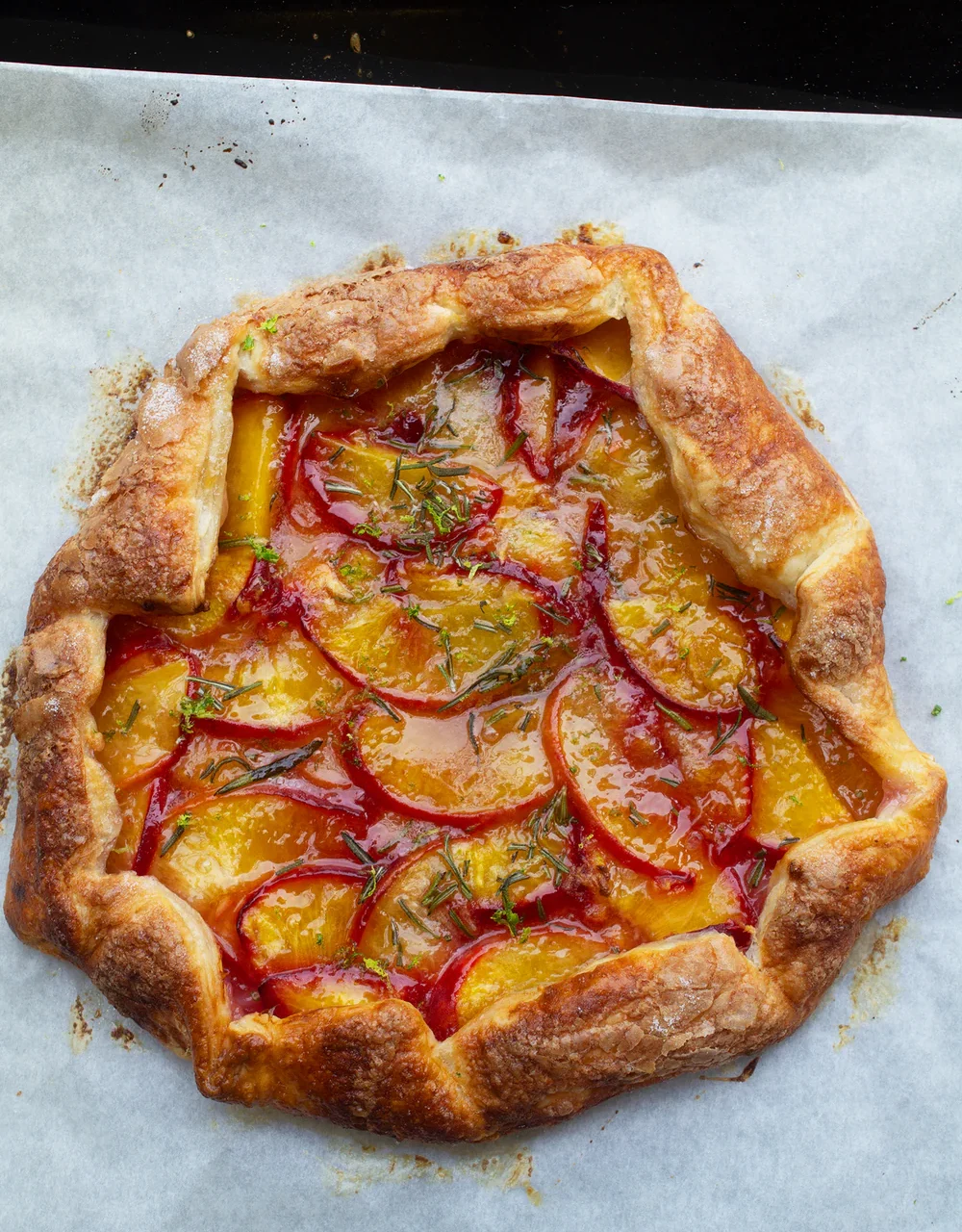 Tarte pêche, citron vert et romarin