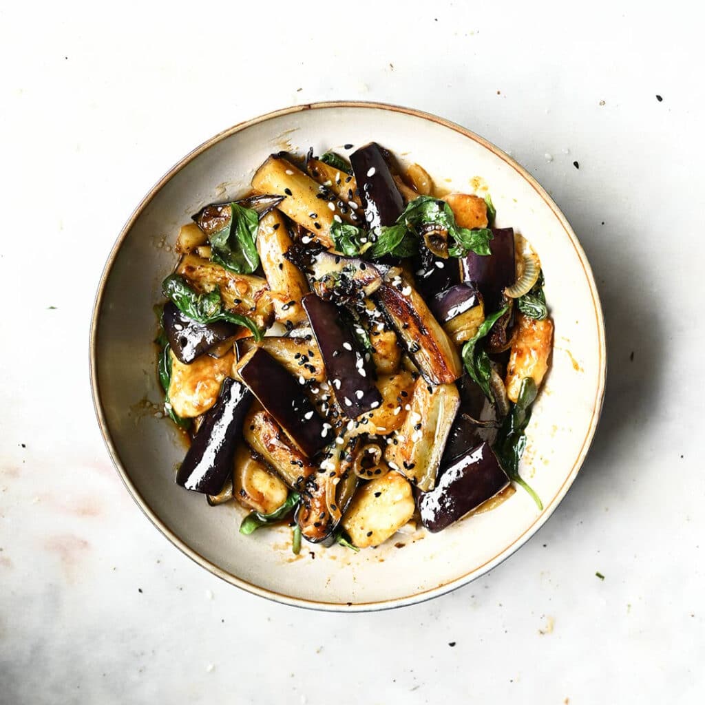 aubergines coupées dans un bol blanc avec de la miso paste