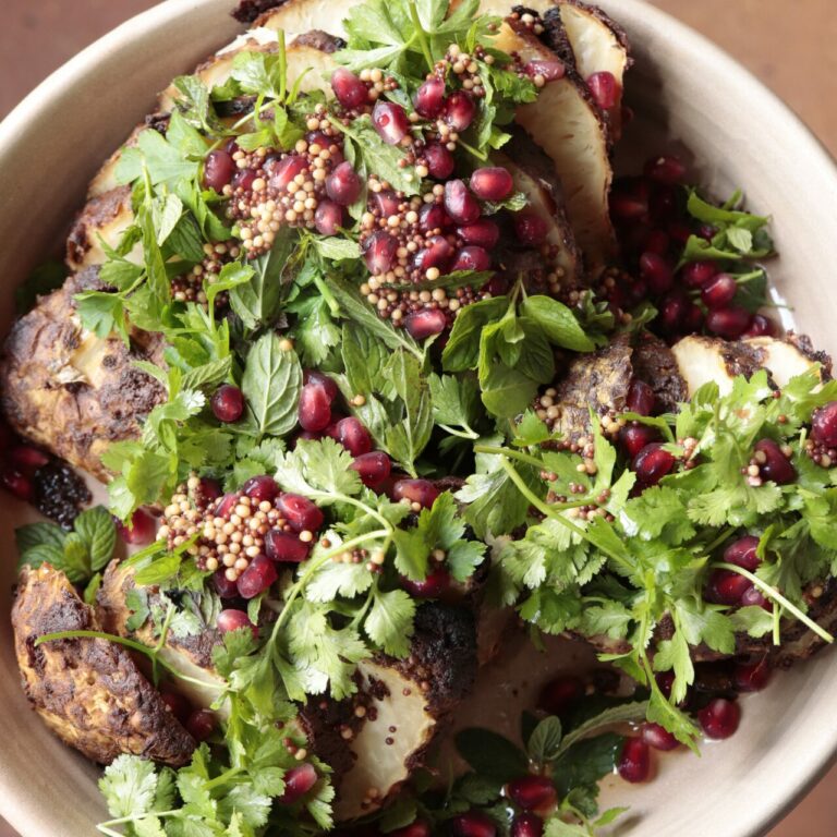 Céleri rave rôti, herbes fraîches et sauce sésame d’Alice Roca