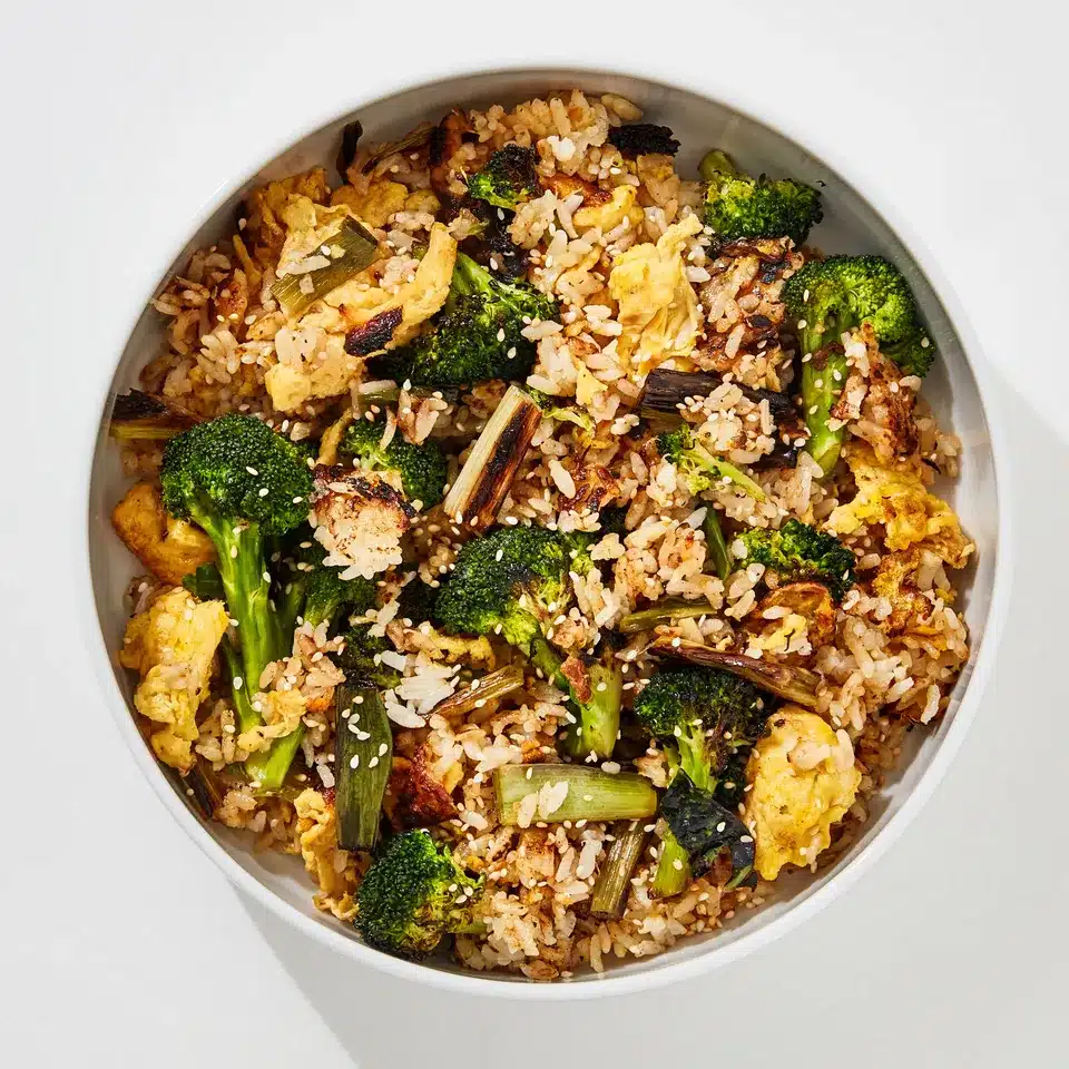 Plat de Fried rice veggie dans une assiette