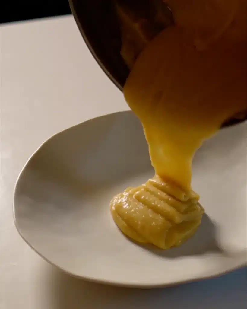 pommes de terre au miso coulant sur assiette