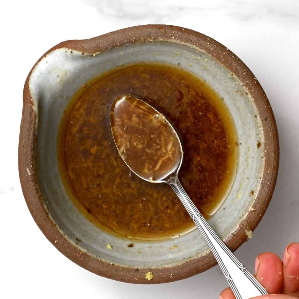 sauce à la sauce soja, avec cuillère dans un bol
