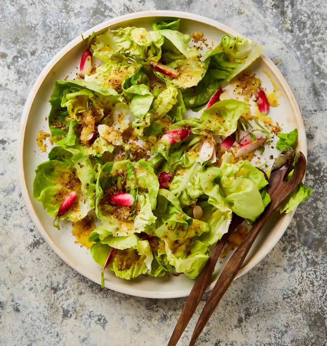 Salade verte, radis et jus de pomme d’Ottolenghi