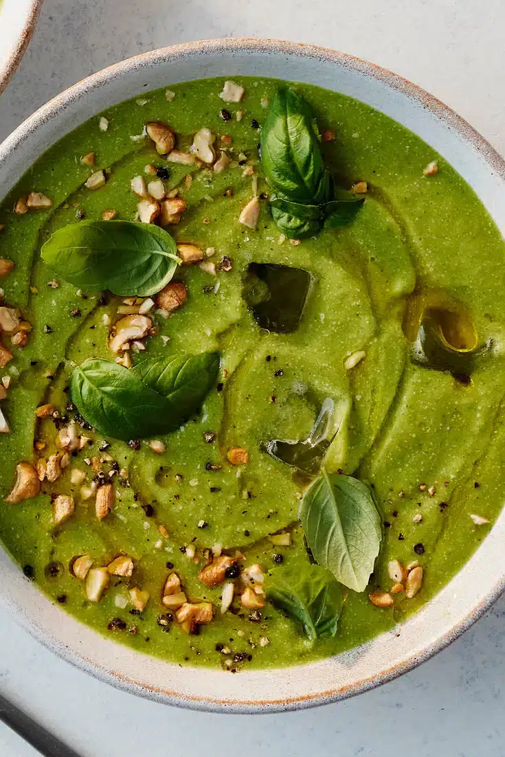 Soupe froide courgette, citron et basilic