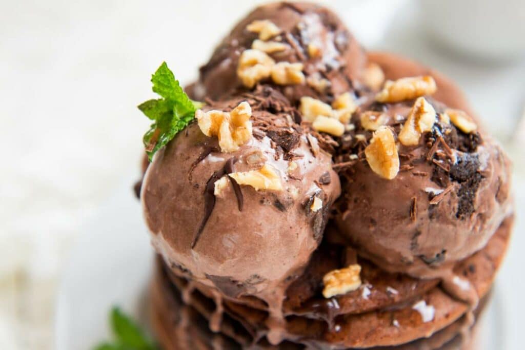 3 boules de glace au chocolat