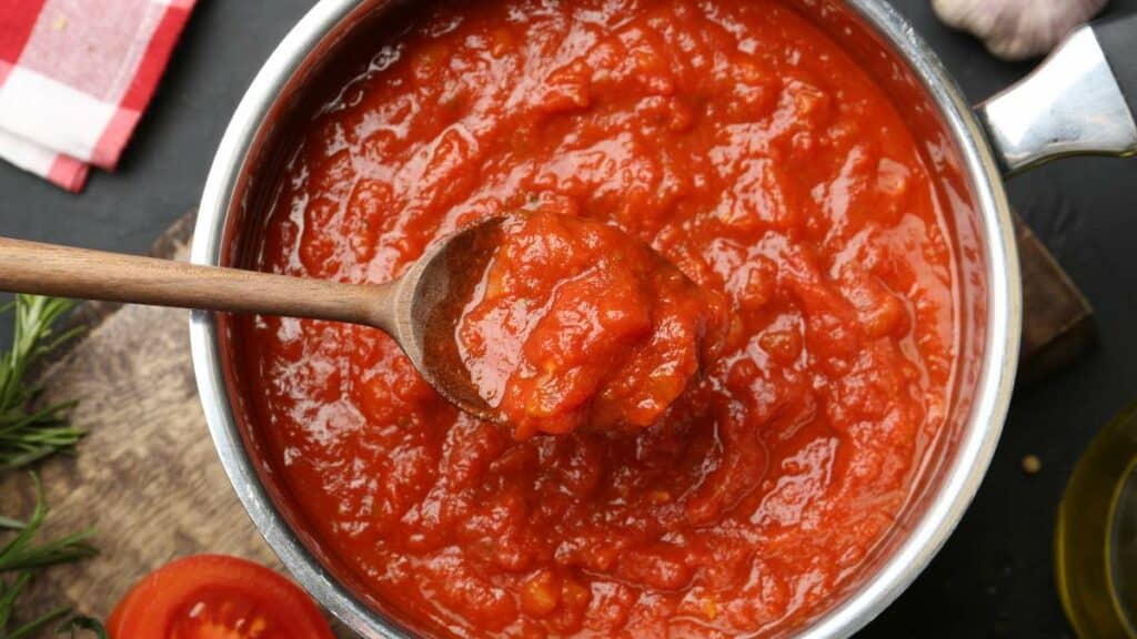 Casserole de sauce tomate vue d'en haut