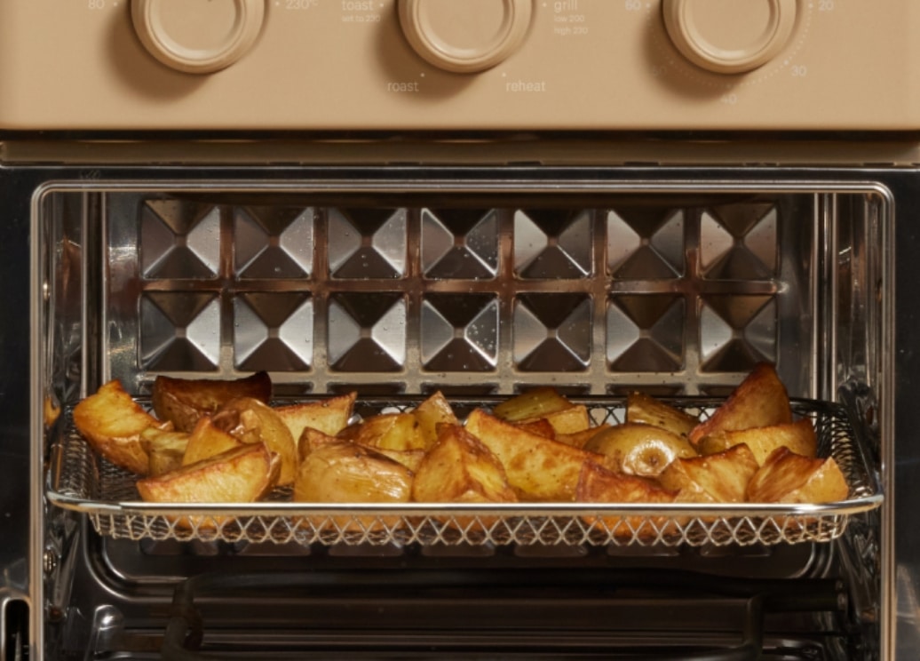 Mini-four Airfryer beige de face avec frites