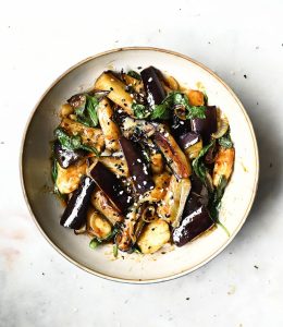 aubergines coupées dans un bol blanc avec de la miso paste
