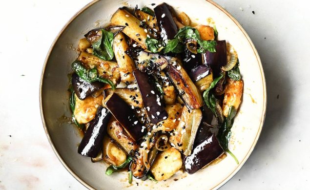 aubergines coupées dans un bol blanc avec de la miso paste