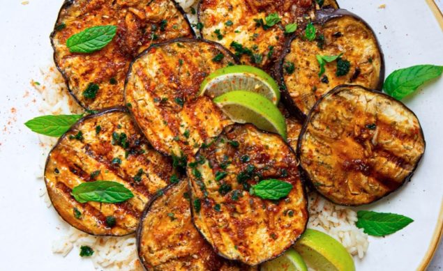 Aubergines marinées et grillées dans une assiette blanche