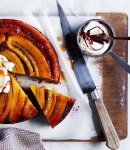 banana bread sur place avec bananes caramélisées et pot de glace à côté