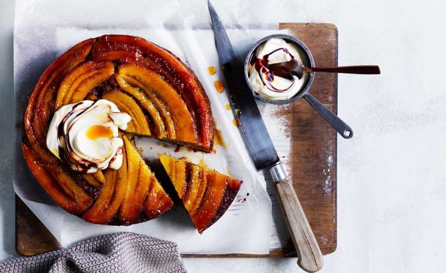 banana bread sur place avec bananes caramélisées et pot de glace à côté