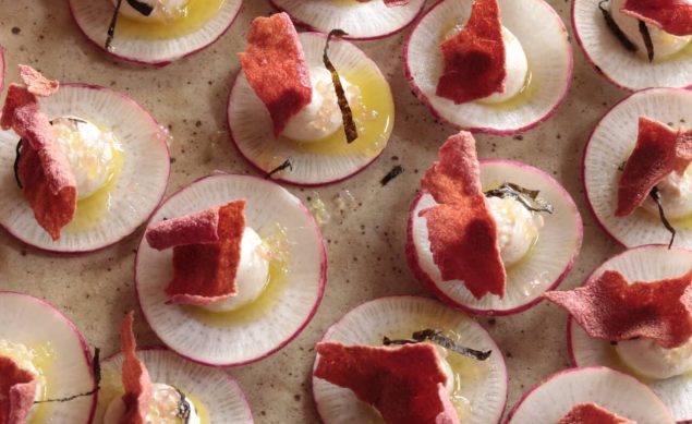 Bouchée au radis et labneh vegan, chips de riz et algues nori d’Alice Roca