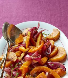 Butternut dans une assiette avec des oignons rouges