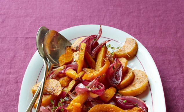 Butternut dans une assiette avec des oignons rouges