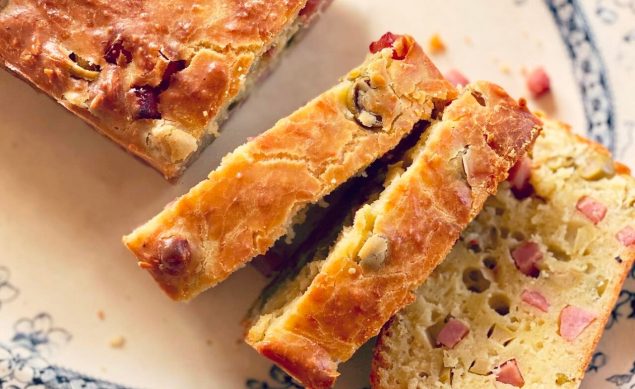 cake jambon fromage olives servi sur une assiette