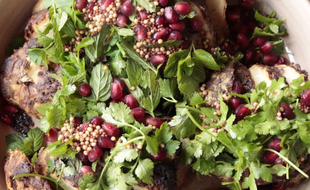 Céleri rave rôti, herbes fraîches et sauce sésame d’Alice Roca