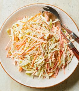 coleslaw et vinaigrette dans une assiette blanche avec