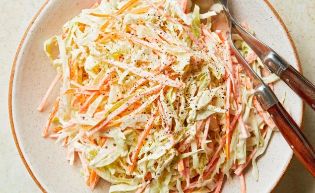 coleslaw et vinaigrette dans une assiette blanche avec