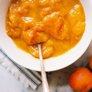 Compote d'abricot servie dans un bol blanc avec une cuillère