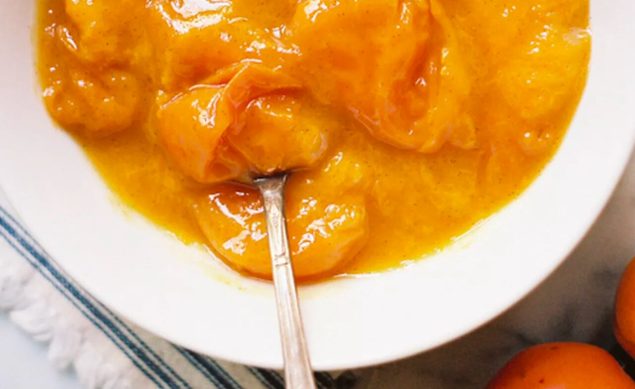 Compote d'abricot servie dans un bol blanc avec une cuillère