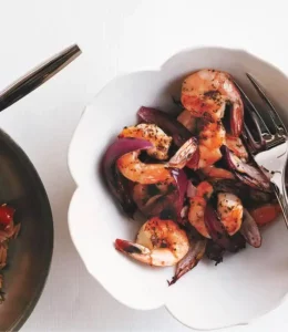 crevettes grillées avec de l'origan et du citron