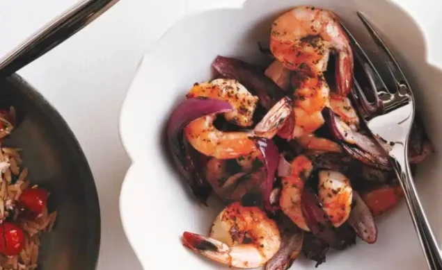crevettes grillées avec de l'origan et du citron
