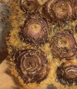Croûte d’oignons rouges et parmesan