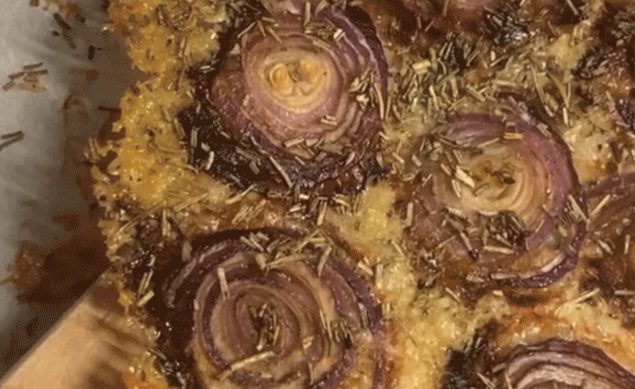 Croûte d’oignons rouges et parmesan