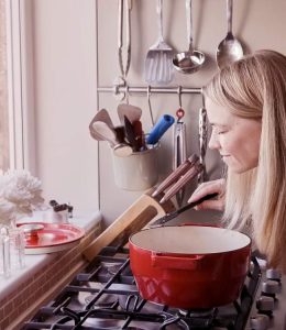 Femme qui cuisine - crédit photo : PeopleImages.com - Yuri A via Shutterstock