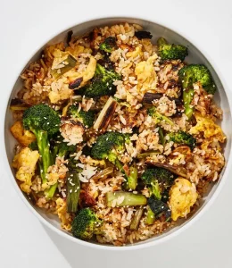 Plat de Fried rice veggie dans une assiette