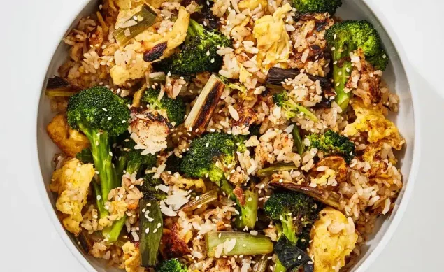Plat de Fried rice veggie dans une assiette