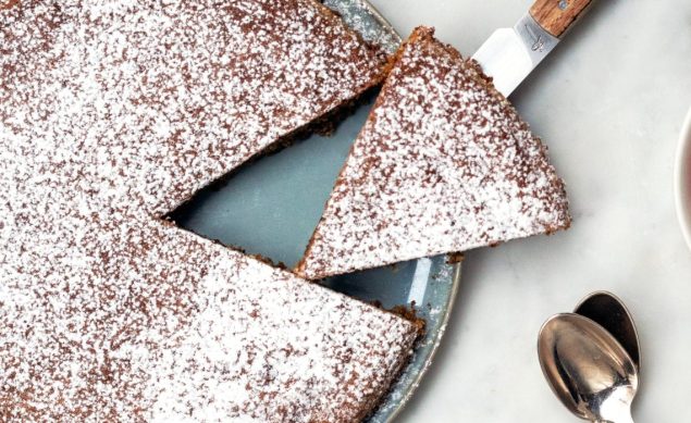 gâteau à la noisette avec du sucre glace par dessus et des cuillères