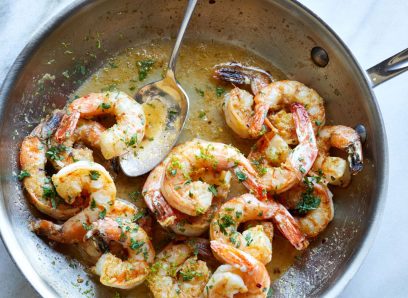 crevettes au gingembre dans une poêle