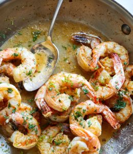 crevettes au gingembre dans une poêle